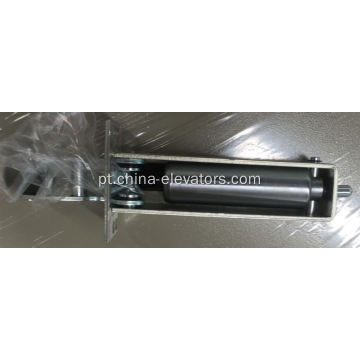 Porta mais perto para a porta do balanço do elevador doméstico